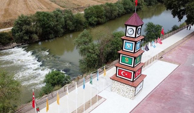 Sakarya Nehri kıyısına Türk hakimiyetini simgeleyen anıt yapıldı