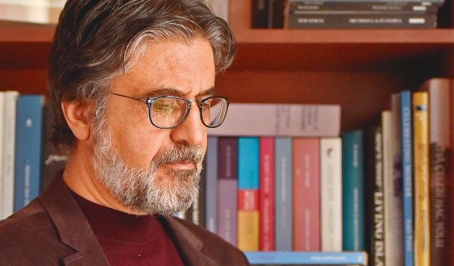 Akif Emre'den bir hatırlayış denemesi: Çizgisiz Defter