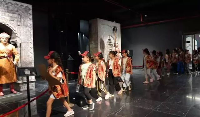 Öğrenciler tarihi mekânlarda tarihi şahsiyetlerle tanışıyor