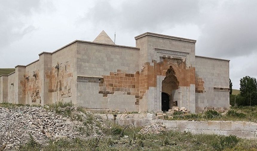 Anadolu Selçuklu mimarisinin en özgün eserleri hanlar ve kervansaraylar