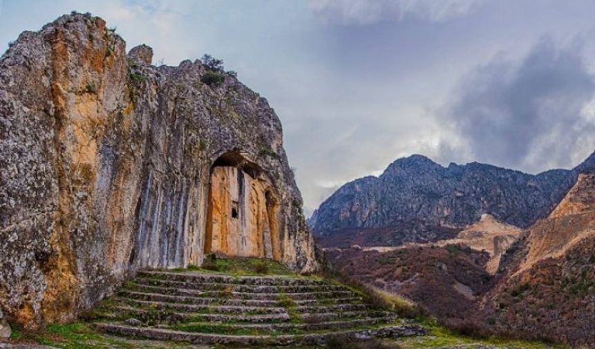 Eşsiz bir tarihi yapıt: Çorum Kaya Mezarı