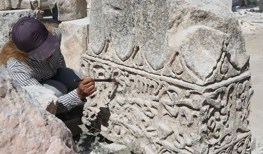 Tarihi Harran Ulu Cami'nin görkemli yapısı kazılarla ortaya çıkarılıyor