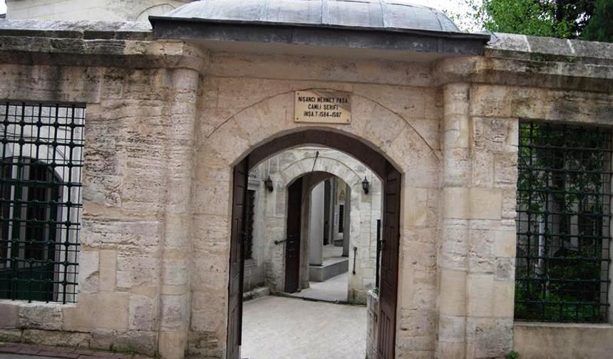 Fatih'te, Nişanca Caddesi civarında tarihi bir gezinti