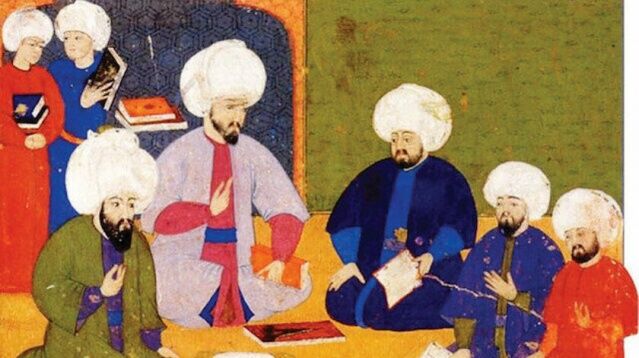 Osmanlı âlimleri de ilim tahsili için seyahate çıkmışlardı

Bursa’da dünyaya geldiği düşünülen meşhur Osmanlı âlimi Molla Fenârî ilk öğrenimini babasından alır. Buradaki eğitimini tamamlamasının ardından Sultan Murad Hüdâvendigâr devrinin meşhur âlimlerinden olan Alâeddin Ali Esved’den istifade etmek amacıyla İznik’e gitti. Sonrasında gittiği Amasya’da Osmanlılar’ın ilk devrinde yetişen tefsir, lugat, edebiyat ve tıp âlimi olan Cemâleddin Aksarâyî’nin öğrencisi oldu ve 1376 yılında kendisinden icâzet aldı. Arap dili, kelâm ve fıkıh âlimi Seyyid Şerîf el-Cürcânî ile birlikte dönemin en büyük ilim merkezlerinden biri olan Kahire’ye gitti. Burada meşhur Hanefî fakihi Ekmeleddin el-Bâbertî başta olmak üzere çok sayıda âlimden ders aldı.