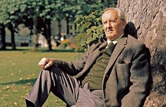 J.R.R. Tolkien, Orta Dünya evrenini başlatan cümleyi ilk kez nasıl yazdığını anlatıyor.
