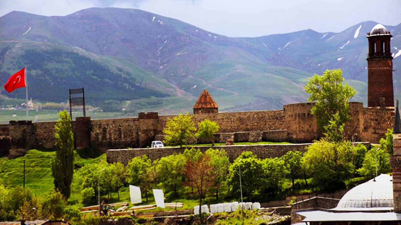 Erzurum, Kale Ve Saat Kulesi