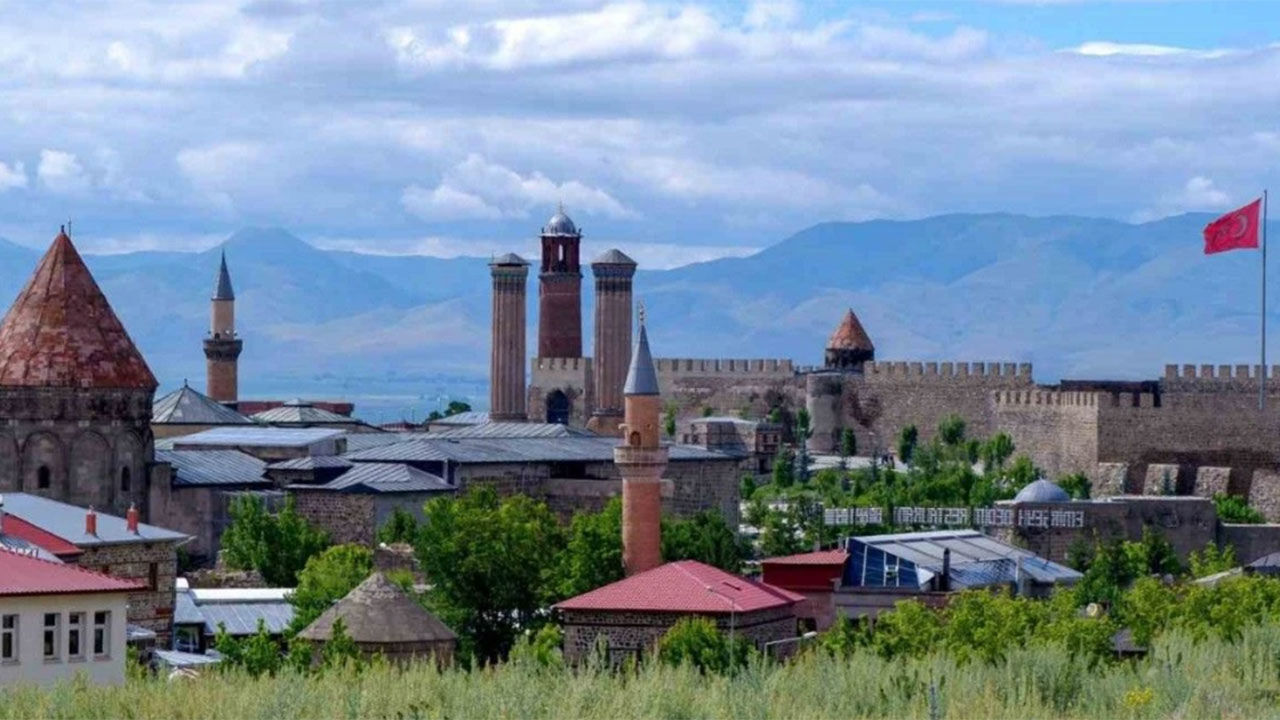 Erzurum, Kümbet, Çifte Minare, Saat Kulsei