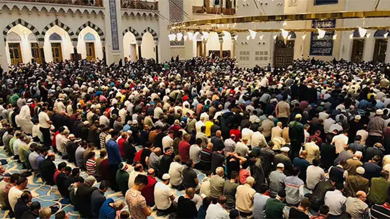 "Tekke ve zaviyelerin kapatılması cemaat geleneğinde kırılma yarattı"